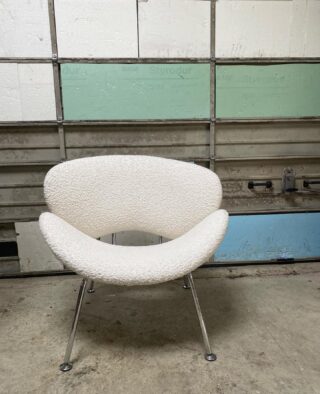 Maaike’s nieuwe aanwinst, “the lazy lemon”. Een creatieve zit voor een creatieve dame. Heerlijk zacht kunstobject voor in huis. 🤍❕

.
.
#vintage #vintagestyle #vintagedesign #design #interior #interieur #interieurinspiratie #interiordesign #meubelstoffeerderij #meubelstoffeerder #meubels #vintagemeubels #recycle #artifort #silvera #silveraofficial #lounge #fauteuil