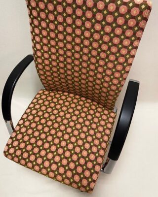 En weer een, Een van de acht…
Met een prachtige stof van @silveraofficial van de Weverij. 
Alle credits voor de bijzondere stof keuze naar de eigenaresse van deze stoelen PRACH-TIG en EIGENWIJS 🤍✨

.
.
#vintage #vintagestyle #vintagedesign #design #interior #interieur #interieurinspiratie #interiordesign #meubelstoffeerderij #meubelstoffeerder #meubels #vintagemeubels #recycle #artifort #silvera #silveraofficial #lounge
