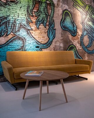 Een van mijn eerste projecten in de studio van zozitti en wat heeft ie een mooi plekje 🤩
In hartje binnenstad bij het kantoor van Donia Vastgoed.

.
.
.
.
.
#stoffeerderij #friesland #vintage #vintagestyle #vintagedesign #design #interior #interieur #interieurinspiratie #interiordesign #meubelstoffeerderij #meubelstoffeerder #meubels #vintagemeubels #recycle  #lounge
