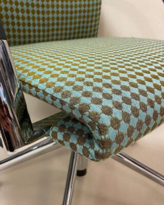 Een klein voorproefje van de super leuke klus met de verrassende keuze qua stoffen. Een van de acht…

.
.
#vintage #vintagestyle #vintagedesign #design #interior #interieur #interieurinspiratie #interiordesign #meubelstoffeerderij #meubelstoffeerder #meubels #vintagemeubels #recycle #artifort #silvera #silveraofficial #lounge