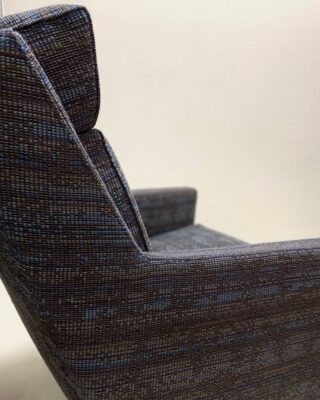 Prachtige draaifauteuil, voorzien van een nieuwe look. Gestoffeerd met: Nevada 40 van “de Ploeg”

💫 Mooie kwaliteitsstoel
💫 Gave opdracht 
💫 Enthousiaste eigenaar

.
.
.
.
.
#vintage #vintagestyle #vintagedesign #design #interior #interieur #interieurinspiratie #interiordesign #meubelstoffeerderij #meubelstoffeerder #meubels #vintagemeubels #recycle #deploeg #deploegstoffen #lounge