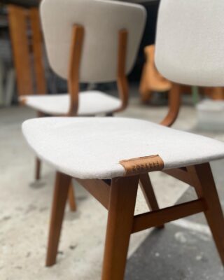 ZOZITTI Limited Edition FOR SALE | SET OF 4
Deze prachtige Deens Design stoeltjes zijn gestoffeerd met een linnen stof van @silveraofficial : Smooth Lino Nr. 4 🤍
.
.
.
.
.
#vintage #vintagestyle #vintagedesign #design #interior #interieur #interieurinspiratie #interiordesign #meubelstoffeerderij #meubelstoffeerder #meubels #vintagemeubels #recycle #silvera #lounge