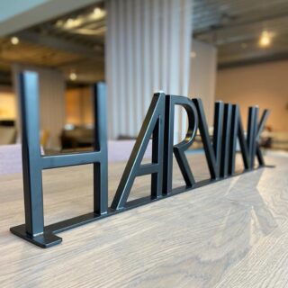 Een kijkje genomen in de showroom van @harvinknldesign 🤍 

Hier heb ik prachtige design klassiekers gezien waaronder veel gestoffeerd met de stoffen van De Ploeg. 

Ik werk zelf ook veel met De Ploeg, mooi om het op de meubels van Harvink te zien!

.
.
.
.
.
#vintage #vintagestyle #vintagedesign #design #interior #interieur #interieurinspiratie #interiordesign #meubelstoffeerderij #meubelstoffeerder #meubels #vintagemeubels #recycle #harvink #lounge