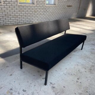FOR SALE 🖤
Super strakke Martin Visser bank uit de jaren 60.
Dit tijdloze bankje kan binnen of buiten (onder overkapping) gestoffeerd met een outdoor stof van @silveraofficial 

Stuur bij interesse of vragen gerust een DM!

.
.
.
.
.
#vintage #vintagestyle #vintagedesign #design #interior #interieur #interieurinspiratie #interiordesign #meubelstoffeerderij #meubelstoffeerder #meubels #vintagemeubels #recycle #outdoorsilvera #outdoor #silvera #lounge #martinvisser #martinvisserbank #martinvisserdesign #dutchdesign