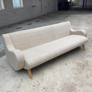 FOR SALE 🤍

Unieke bank. Hij is gestoffeerd met echt zijde, wat samen met de ronde vormen zorgt voor een natuurlijke en zachte uitstraling.

Hou jij van rustig, maar toch uniek? Dan is deze bank perfect voor jou!

Stuur bij interesse of vragen gerust een DM of kom langs in onze stoffeerstudio.

.
.
.
.
.
#vintage #vintagestyle #vintagedesign #design #interior #interieur #interieurinspiratie #interiordesign #meubelstoffeerderij #meubelstoffeerder #meubels #vintagemeubels #recycle #lounge #dutchdesign #linnen #natuurlijk #tekoop #tekoopaangeboden