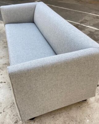 DUTCH DESIGN 
In opdracht deze Gelderland 4800 opnieuw gestoffeerd met Kvadrat Tonica.

Wist je dat: de moderne klassieker ontworpen is in 1982 door Henk Vos en dat de bank nog steeds wordt gemaakt! 🤍