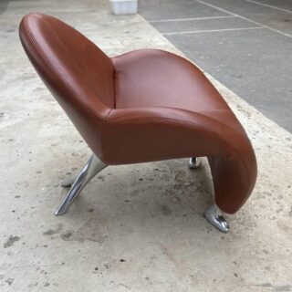 De Leolux Papageno 🤎

Ontworpen in 1993 en nog steeds een parel in elk interieur wereldwijd. Het is een bijzondere fauteuil met organische vormen. 

Opnieuw gestoffeerd met classic saddle leder, van Van Leeuwen Leder. 
Swipe -> to see the before.

.
.
.
.
.
#vintage #vintagestyle #vintagedesign #design #interior #interieur #interieurinspiratie #interiordesign #meubelstoffeerderij #meubelstoffeerder #meubels #vintagemeubels #recycle #lounge #vanleeuwenleder #leolux #leoluxdesignfurniture #leoluxpapageno #papageno #dutchdesign