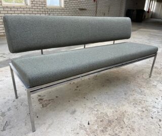 In opdracht voor @andriesign deze stijlvolle Harvink eetkamerbank opnieuw gestoffeerd met: De Ploeg Monza 58.

Super tevreden met het eindresultaat 🤍